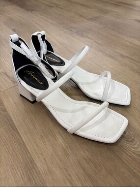 NEW Women’s Arromic Square Toe Sandals